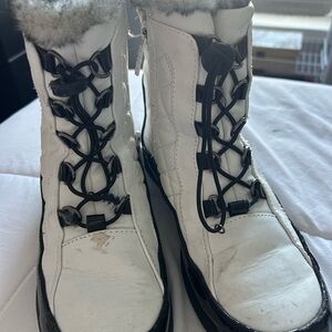 Women's Cozy White and Black Winter Boots